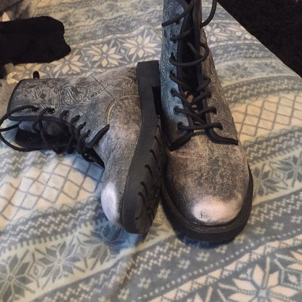 Never worn
Wolf boots